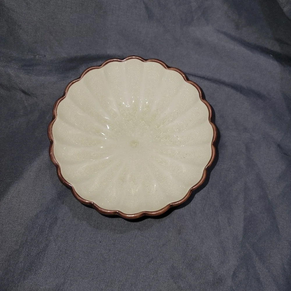 Pier 1 small scalloped bowl Approx. 4 1/4